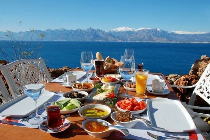 تعرّف على 6 مطاعم في انطاليا خرافية مع الأحداثيات - فردوس الحياة للخدمات  السياحية في تركيا